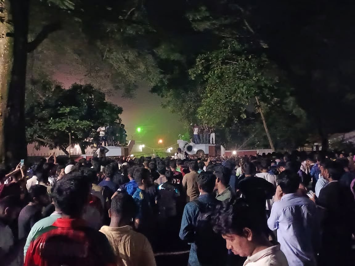 Rajshahi University students took position in front of VC's residence on 20 September