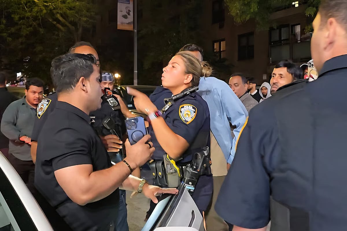 A New York police officer asks anti-Awami League video blogger Masudur Rahman to leave the area. Photo taken from Jackson Heights of New York on 21 September (local time)