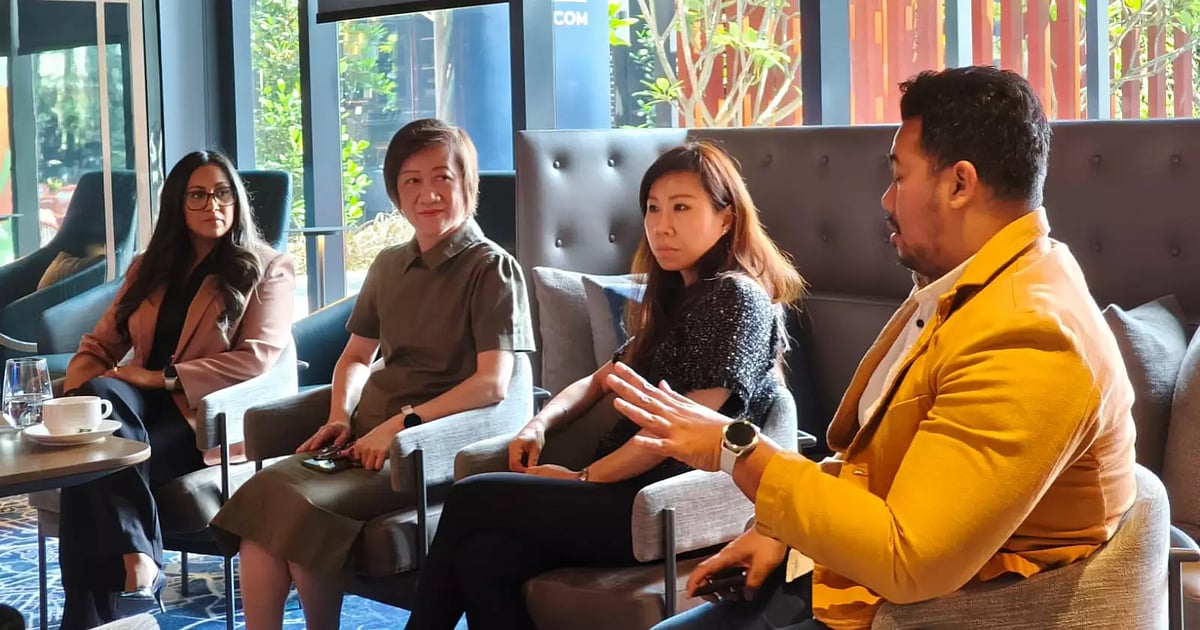 Nahar Khan (left) in discussion with Dataxet’s Pannee Yongpiyakul, Notified GlobeNewswire’s Karen Yu, and Antara's Prima Satya (in order from left).