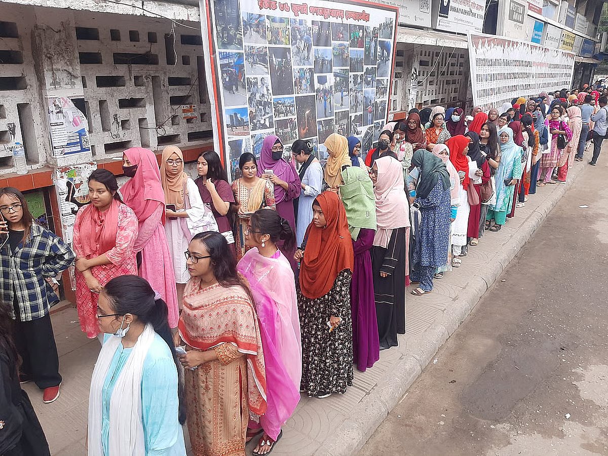 Voters' queue at the TSC centre of DUCSU election.