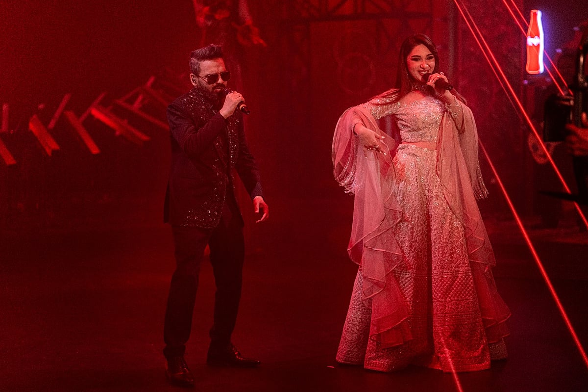 Habib Wahid and Tajikistani singer Mehrnigori Rustam in the music video of the song 'Moha Jadu'.