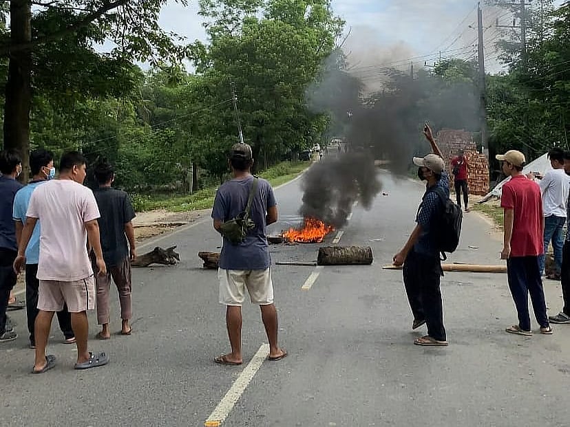 In protest against the gang rape of a teenage girl in Khagrachhari, a dawn-to-dusk road blockade is being enforced under the banner of ‘Jumma Chhatra Janata’. Phorto taken from Chengi Bridge area on 27 September 2025.