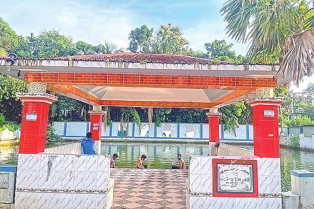 This is Nizam Hazari’s famous 'ghatla' — the spot from where he used to control everything in Feni: politics, the criminal underworld, and the distribution of illicit income. Now that Nizam is gone, the 'ghatla' is deserted. Different factions of the BNP are now dividing up and controlling everything in Feni.