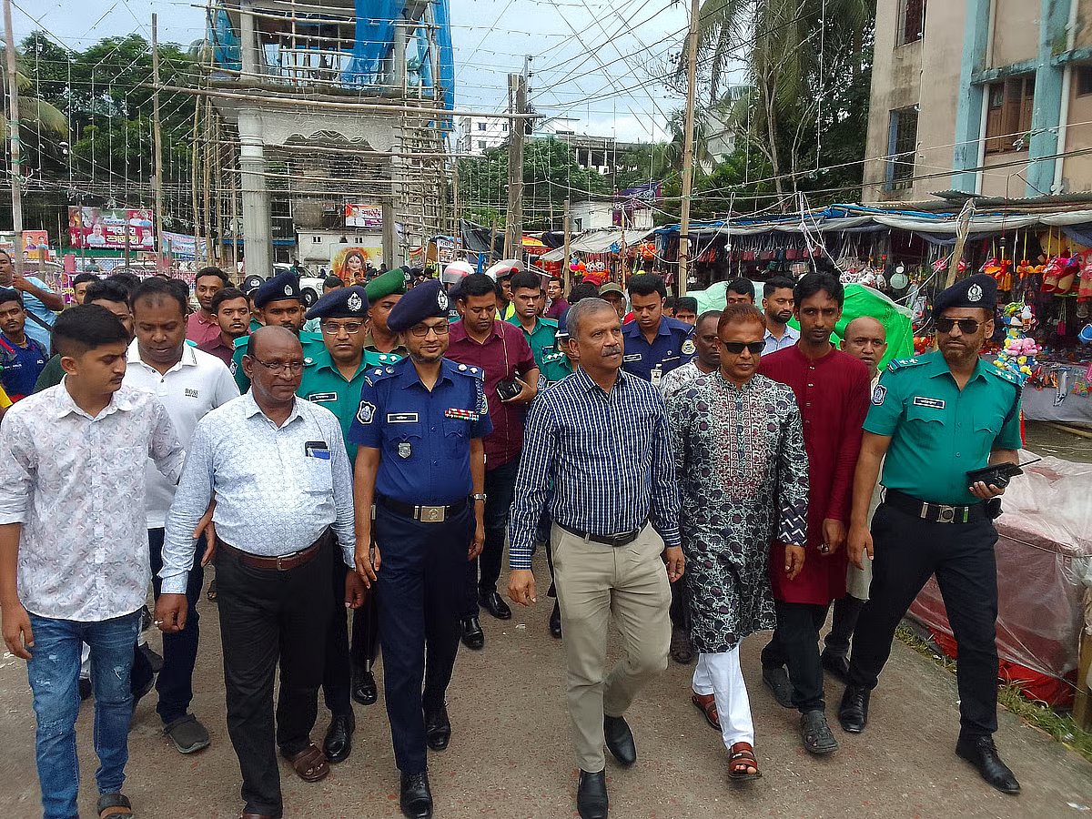 Law Adviser Asif Nazrul visits different puja mandaps in Barishal city on 1 October