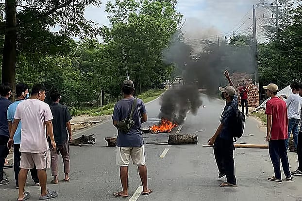Tyres were burned on the road in support of the blockade programme in protest against the gang-rape of a teenager.