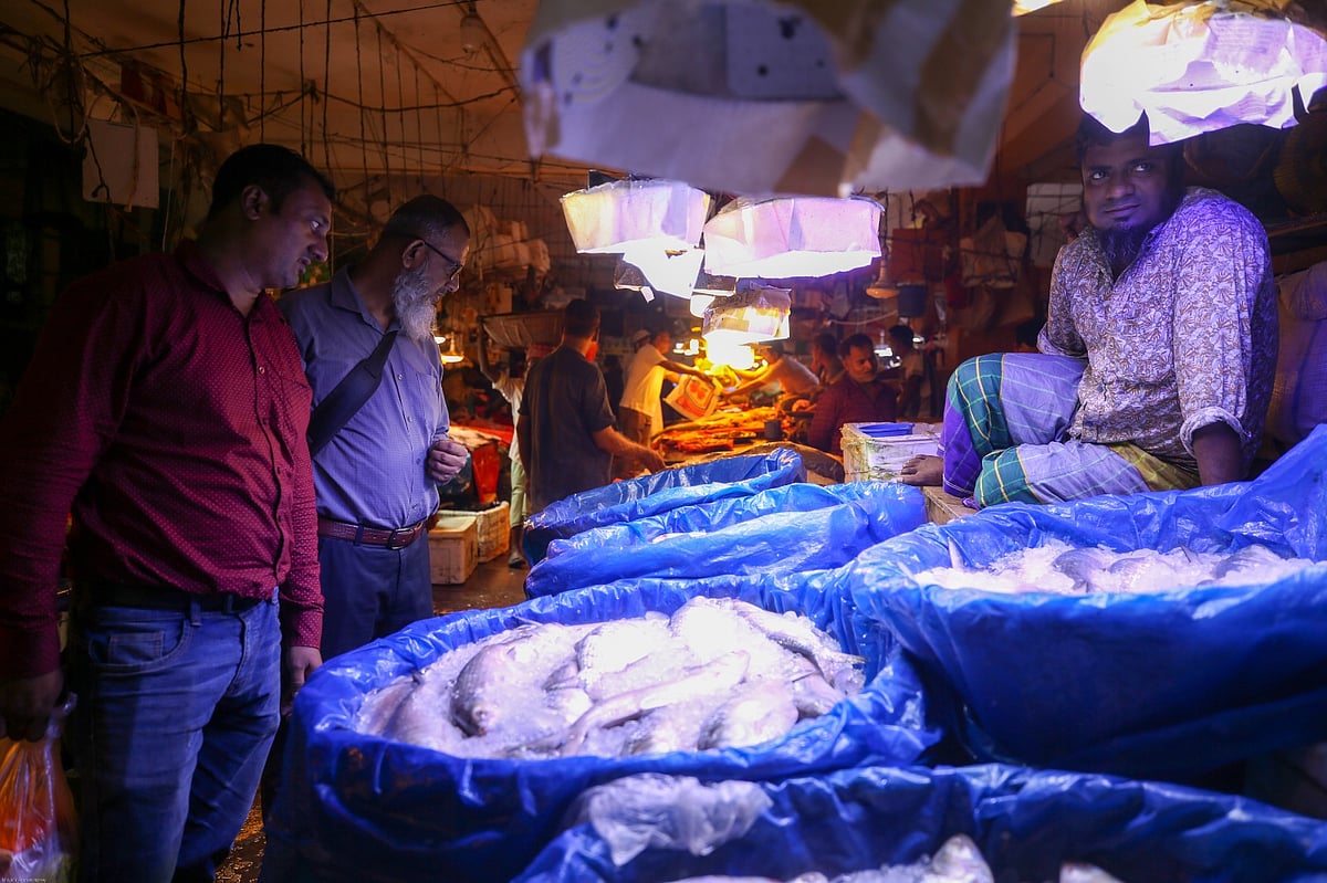 Both sellers and consumers are dissatisfied with the exorbitantly high price of hilsa fish. The photo is taken at Karwan Bazar wholesale fish market, Dhaka on 28 September 2025