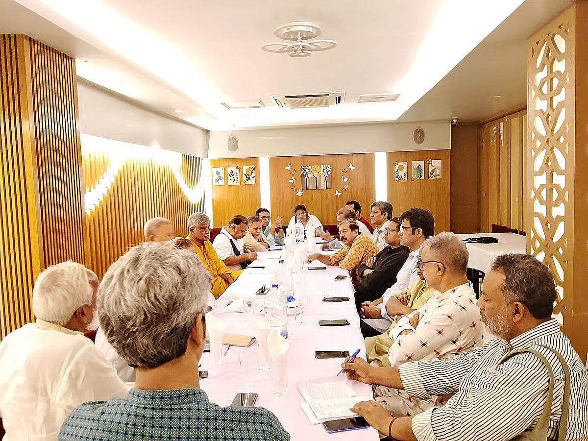 As part of the initiative to find a solution regarding the method of implementing the July Charter, Ganatantra Mancha held a meeting with five left-leaning political parties at a restaurant in Hatirpool, Dhaka.
