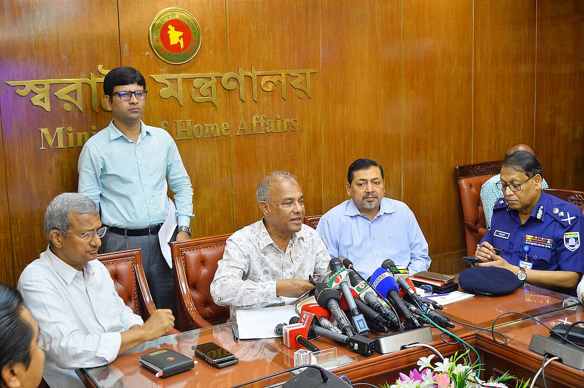 Home affairs adviser Lieutenant General (retd) Jahangir Alam Chowdhury talks to the media after a meeting of the Core Committee on Law and Order at the Ministry of Home Affairs in the Secretariat, Dhaka on 5 October 2025