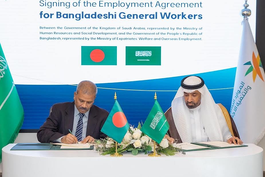 Bangladesh Expatriates Welfare and Overseas Employment Adviser Asif Nazrul and Saudi Human Resources and Social Development Minister Engineer Ahmed bin Sulaiman Al-Rajhi sign a landmark agreement in Riyadh on the recruitment of general workers.