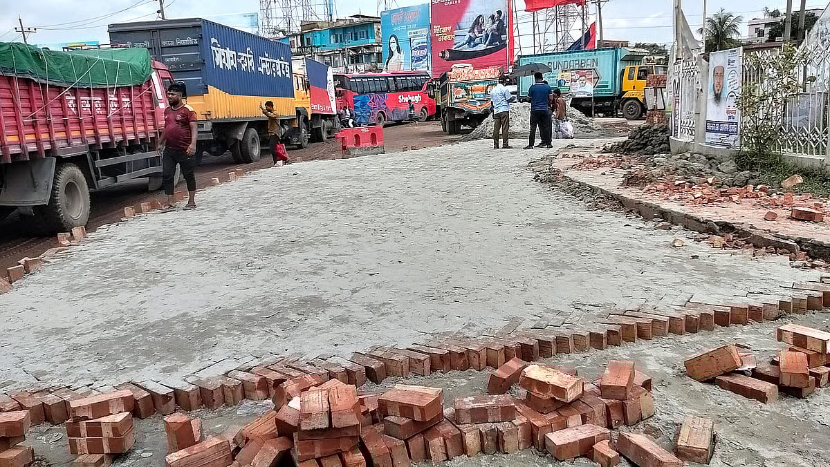 Repair work with bricks and sand is underway on the Dhaka-Sylhet highway to ease traffic congestion. Piles of bricks and sand have been left on the road. Yet no workers were seen at the site as of Monday afternoon, 6 October 2025.