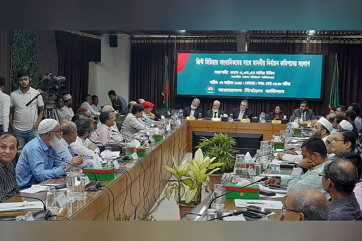The election commission holds dialogue with senior journalists from print and electronic media in Dhaka on 6 October 2025.