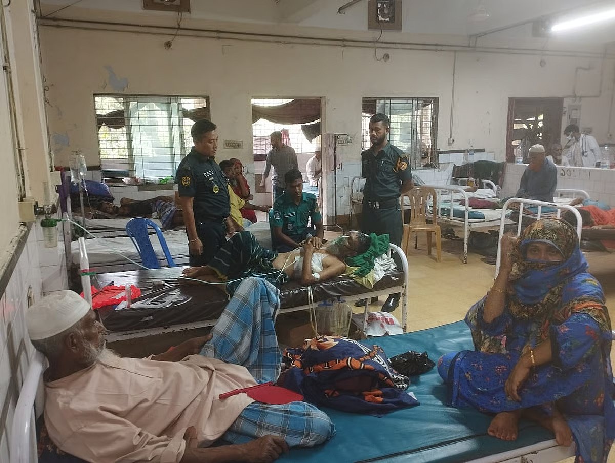 A sick prisoner from prison is receiving treatment at the medicine ward of CMCH. He is guarded by three prison guards and a policeman.
