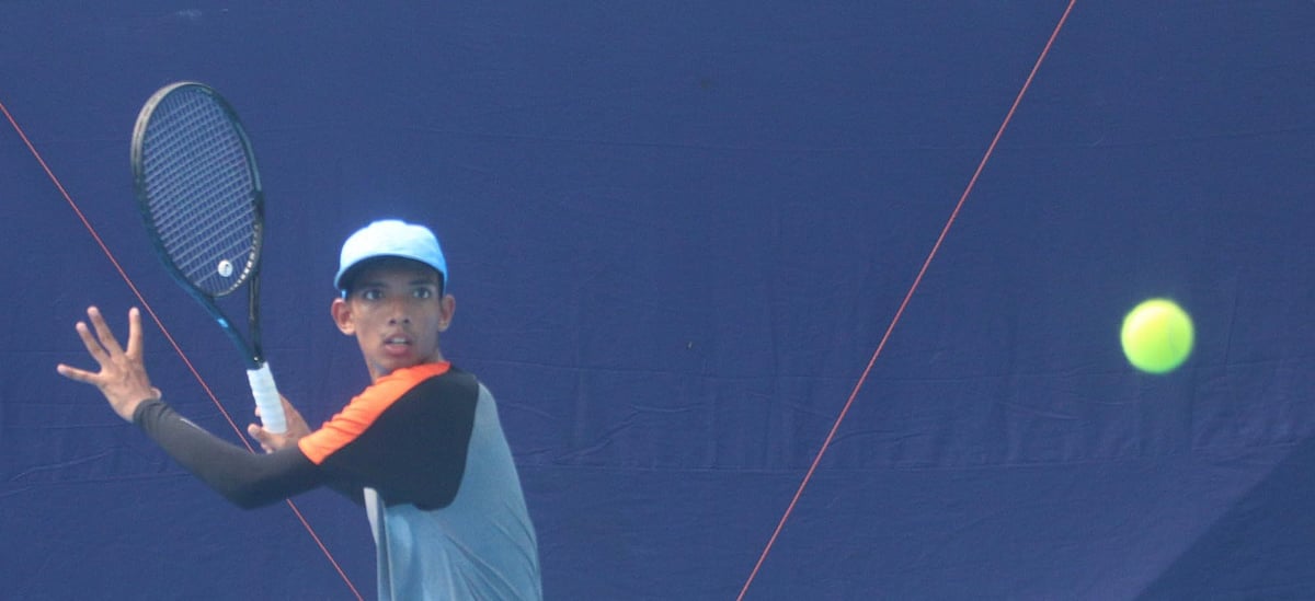 Bangladesh’s Zarif Abrar makes a return against Thailand’s Napat Pattanalertphan during the boys’ singles final of the J30 International (Under-18) Junior Tennis Championship at the Rajshahi Tennis Complex on 10 October 2025.