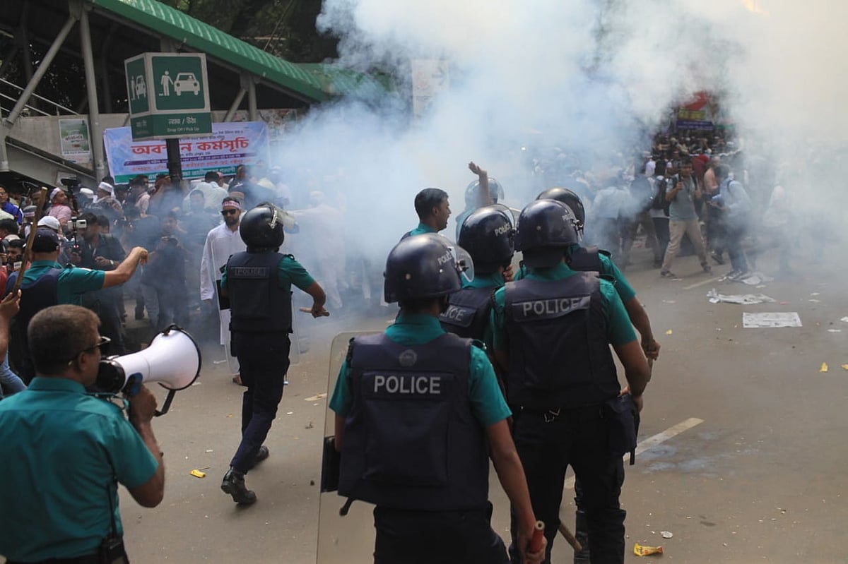 Police obstructed the blockade of teachers and staff of MPO-listed private educational institutions in front of the National Press Club in Dhaka on 12 October 2025.