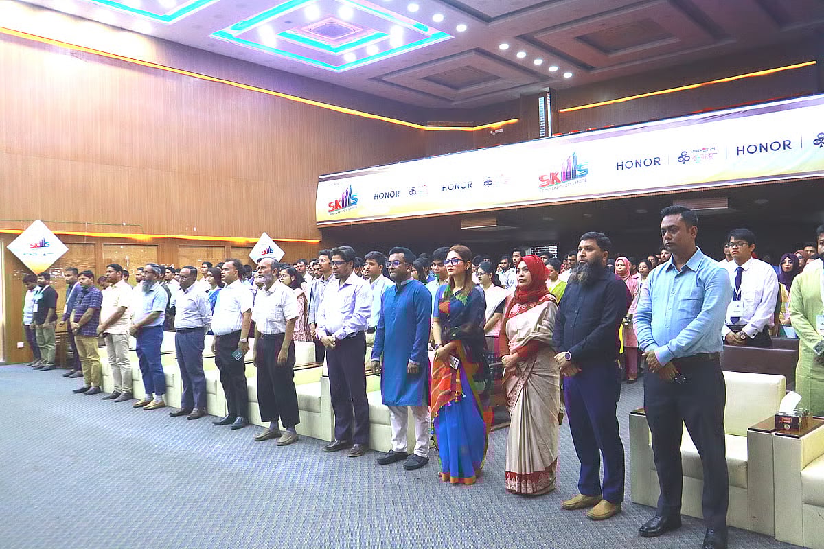 The HONOR Presents 'Smart Skills: From learning to leading’ workshop began with the national anthem on 11 October at the auditorium of Hajee Mohammad Danesh Science and Technology University in Dinajpur.