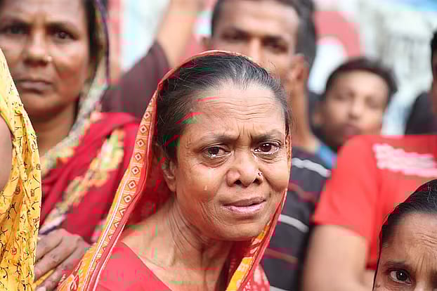 This woman was devastated with grief after failing to find her loved one who was trapped in the fire.