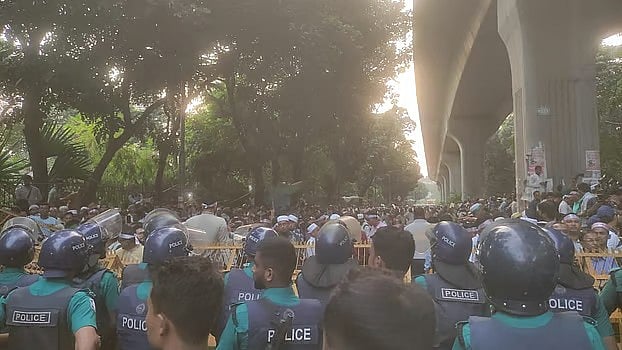 Police blocked MPO-registered teachers and staff from marching towards the secretariat demanding three points when they reached the High Court intersection Tuesday afternoon