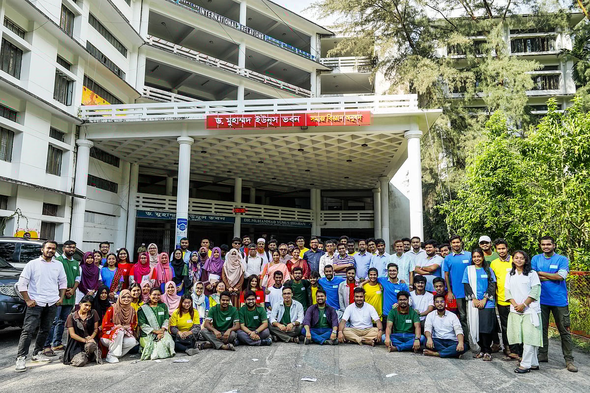 Students participates pose with trainers for a picture after a digital workshop organised by Prothom Alo under the initiative of Google at the Faculty of Social Sciences, University of Chittagong on 14 October 2025.