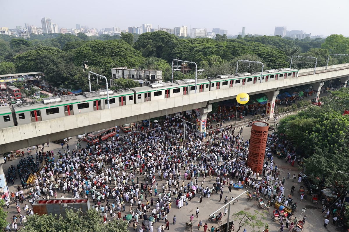 Teachers and staff of MPO-listed non-government educational institutions blocks Shahbagh intersection in Dhaka on 15 October 2025.