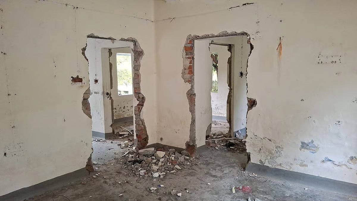 A sub-assistant engineer removed windows and doors of his quarters during his transfer from Pabna.