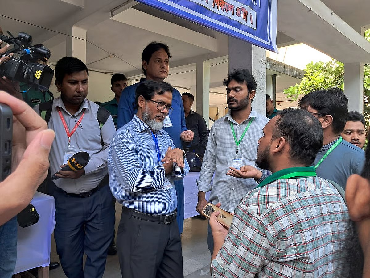 An independent VP candidate speaks about an allegation in the voting to the Presiding Officer at Zuberi Bhaban at Rajshahi University in the RUCSU Election before the start of the voting on 16 October 2025