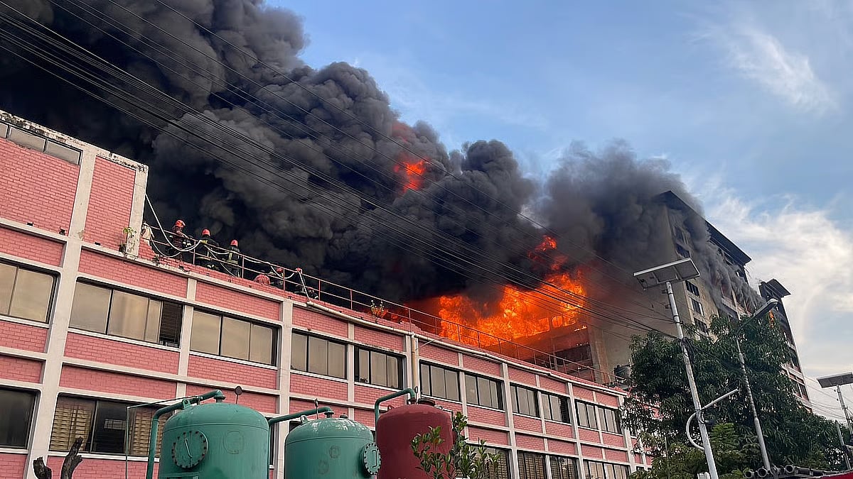 Photo shows smoke billowing from Adams Caps in Chattogram Export Processing on 16 October 2025.