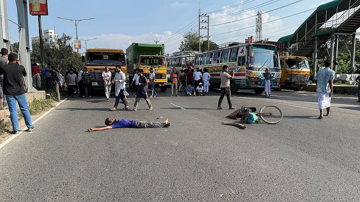 Some of the protesters lay down on the Dhaka–Chattogram Highway in Feni in a symbolic protest against the police baton charge in Dhaka centering the signing ceremony of the July National Charter on 17 October 2025