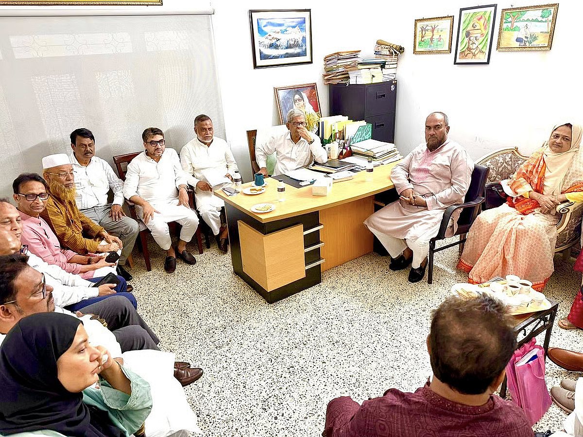 BNP secretary general Mirza Fakhrul Islam Alamgir holds a meeting with party nomination aspirants from the Sylhet division at the party’s Gulshan office in Dhaka on 19 October 2025