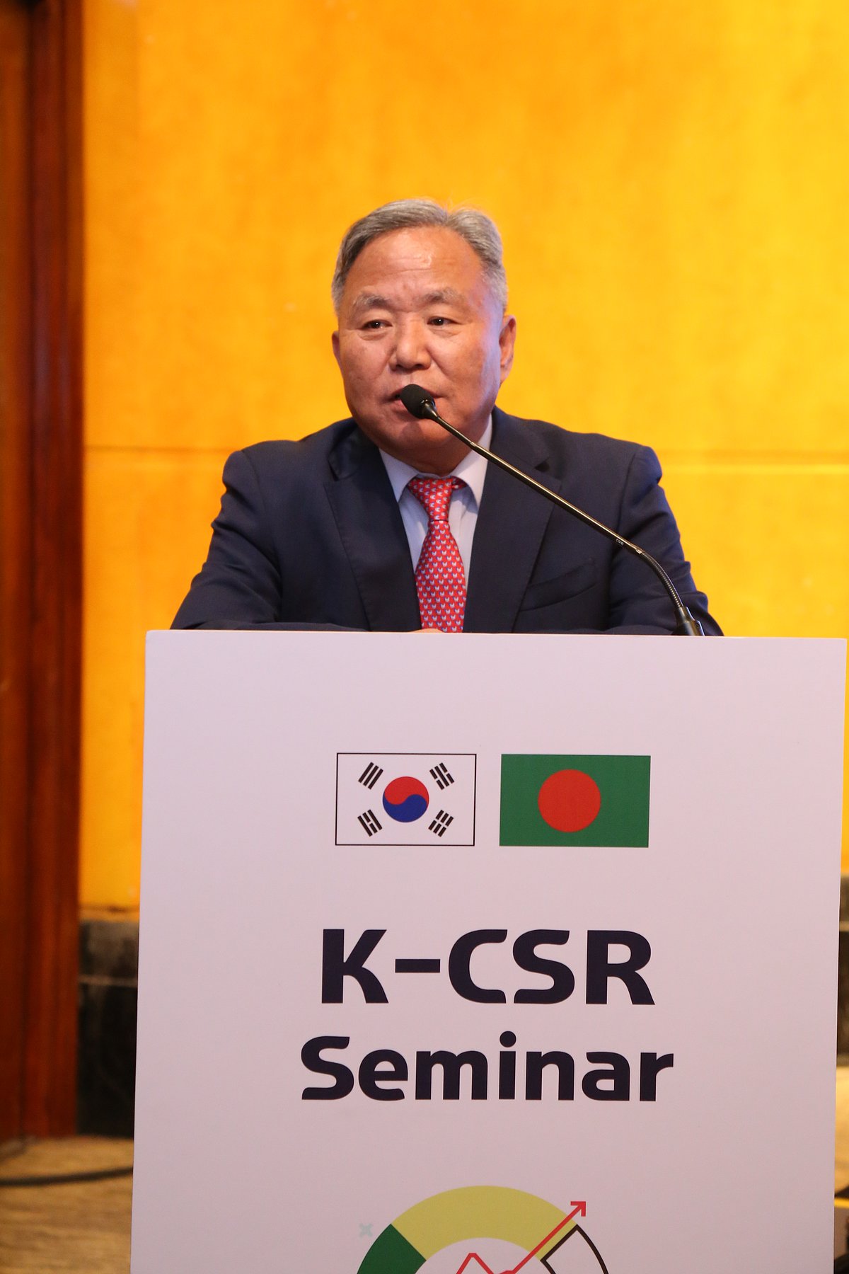 Park Young-sik is delivering his welcome speech at a seminar held on Sunday afternoon at a hotel in the capital.
