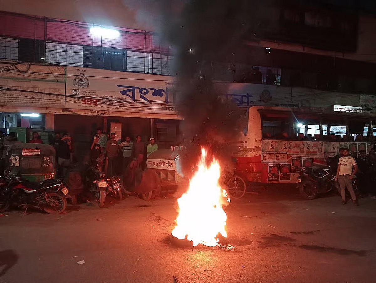 Students set fire to tyres in front of Bangshal police station on 19 October night