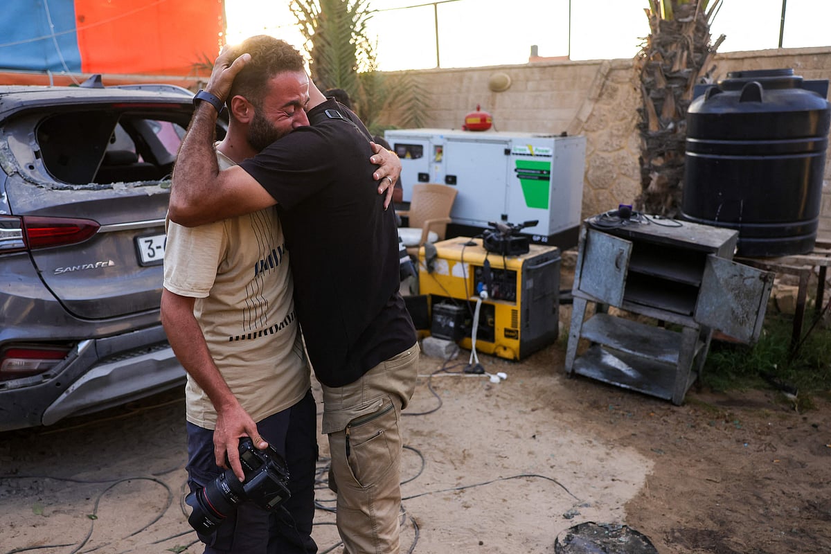 Members of the press mourn following an Israeli strike that reportedly struck a house used by journalists in the Al-Zawayda city near Deir al-Balah, in the central Gaza on October 19, 2025, in which, according to the Gaza Civil defense at least two people including a journalist were killed.