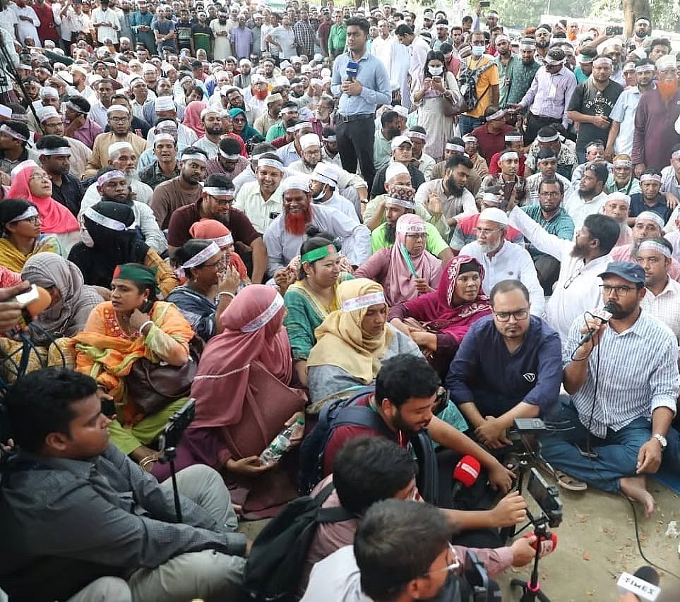 MPO-listed teachers and staff from non-government educational institutions at the Central Shaheed Minar in Dhaka on 21 October 2025.