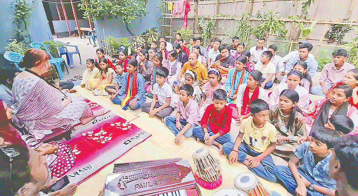 Poet and researcher Wera Sæther chatting with the children at Mayer Tori Gurugriha in Shitolirpath village of Chinai Union, Rajarhat, Kurigram on 19 May.