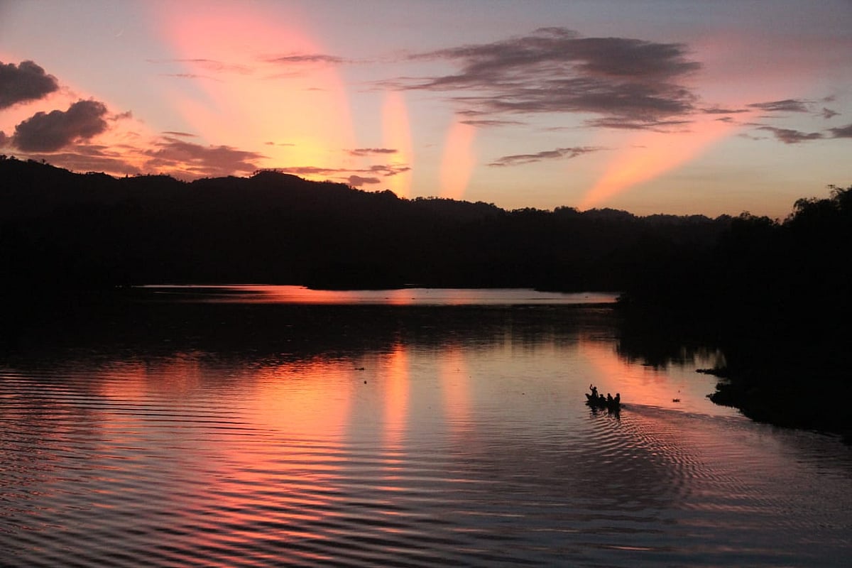 As autumn afternoon fades, the setting sun spreads its golden light, creating a captivating scene.