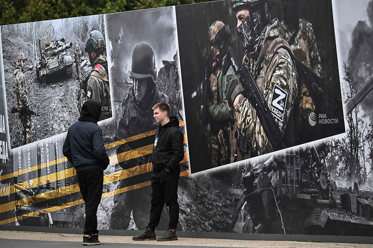 People visit an exhibition of military equipment captured by Russian forces in Ukraine at the WWII memorial complex in Poklonnaya Hill, in Moscow on 22 October, 2025