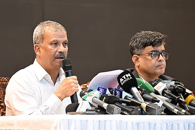 At the press conference, Law Adviser Professor Asif Nazrul and the Chief Adviser’s Press Secretary Shafiqul Alam outlined various aspects of the draft Representation of the People (Amendment) Ordinance approved at the meeting of the Advisory Council. The event took place on Thursday afternoon at the Foreign Service Academy in the capital.
