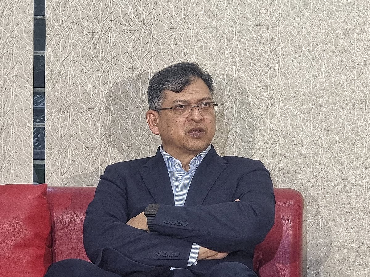 Salahuddin Ahmed speaks to journalists at his residence in Dhaka’s Gulshan area on 24 October 2025.