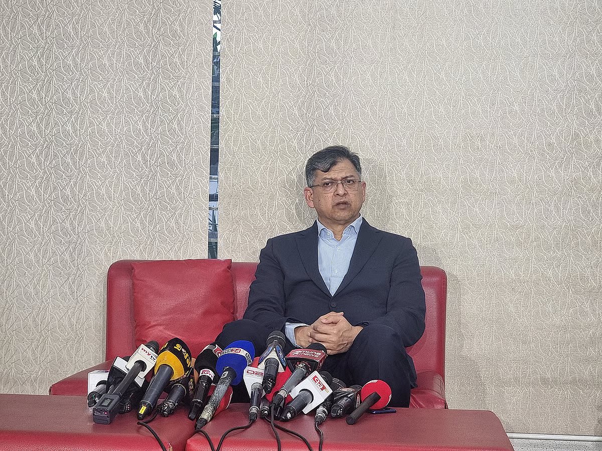 Salahuddin Ahmed speaks to journalists at his residence in Gulshan, Dhaka, on 24 October 2025.