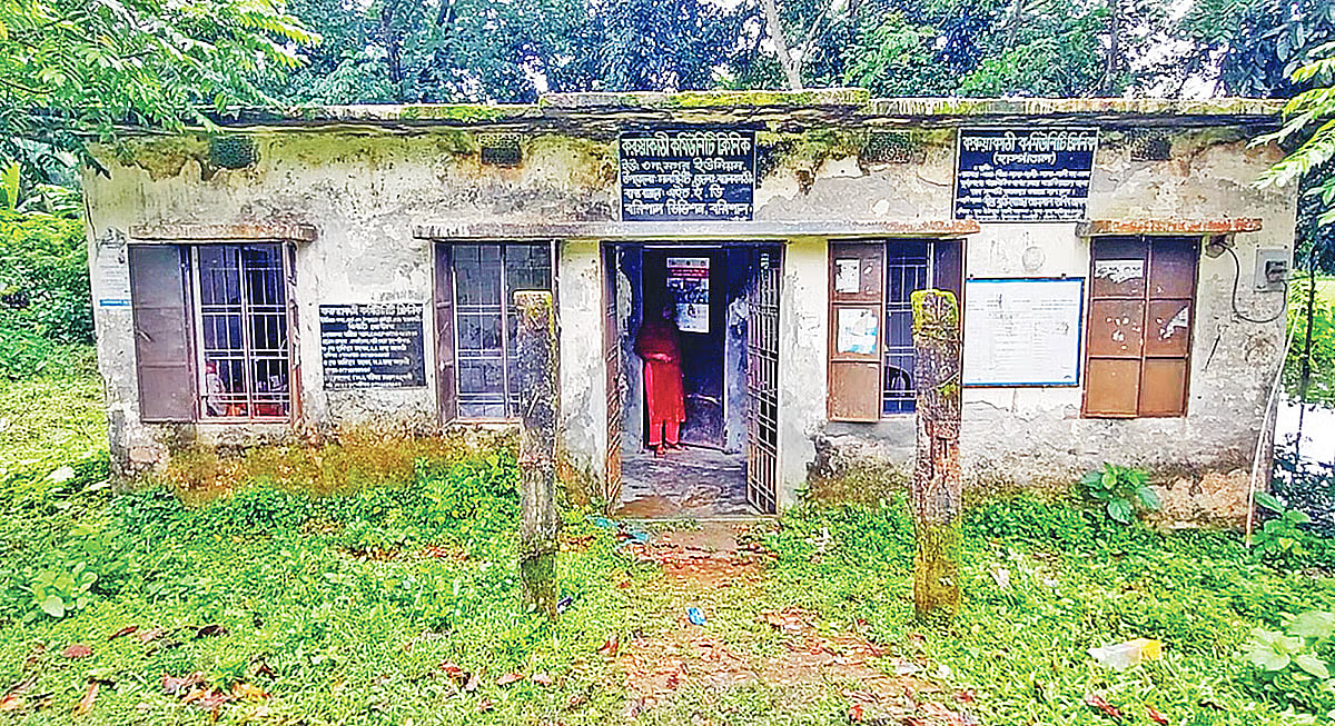 Plaster is peeling off the walls and ceiling of the building. The doors and windows are also old. In this dilapidated and damp environment, healthcare services are provided at the Karuakathi Community Clinic. Photo was taken recently from Magar Union, Nalchity upazila of Jhalakathi district.