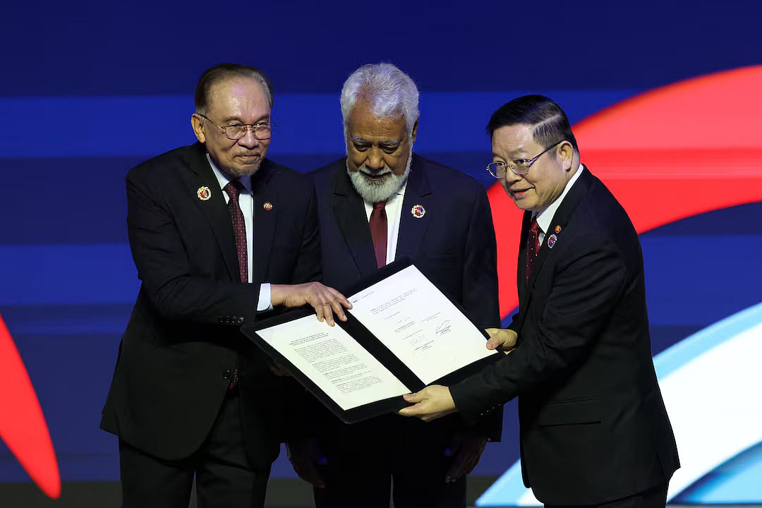 Malaysia's Prime Minister Anwar Ibrahim, China’s Premier Li Qiang and Timor-Leste's Prime Minister Kay Rala Xanana Gusmao pose during the signing ceremony of the declaration on the admission of the Democratic Republic Of Timor-Leste into ASEAN at the 47th ASEAN Summit and Related Summits in Kuala Lumpur, Malaysia 26 October, 2025.