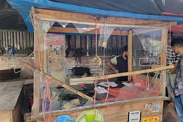 The bearing pad of a metro rail pillar fell in front of a tea stall on the footpath in the capital’s Farmgate area on 26 October 2025, damaging the stall.