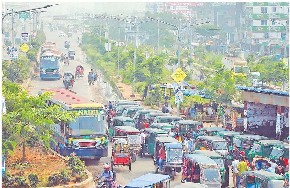 Over the past two decades, 17 kilometers of the city’s 92 kilometers of canals have become clogged with illegal encroachments, industrial waste, and garbage, obstructing the natural flow of water.