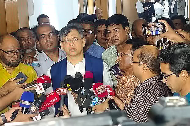 Salahuddin Ahmed, a member of BNP’s Standing Committee, is answering journalists’ questions. Photo taken on Tuesday afternoon at the secretariat.