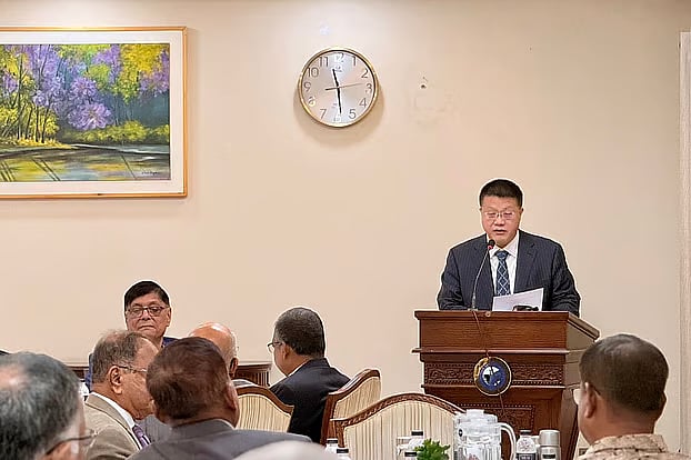 Chinese Ambassador Yao Wen Today, Wednesday, he held an exchange of views with Bangladesh’s retired ambassadors at the Foreign Service Academy in the capital.