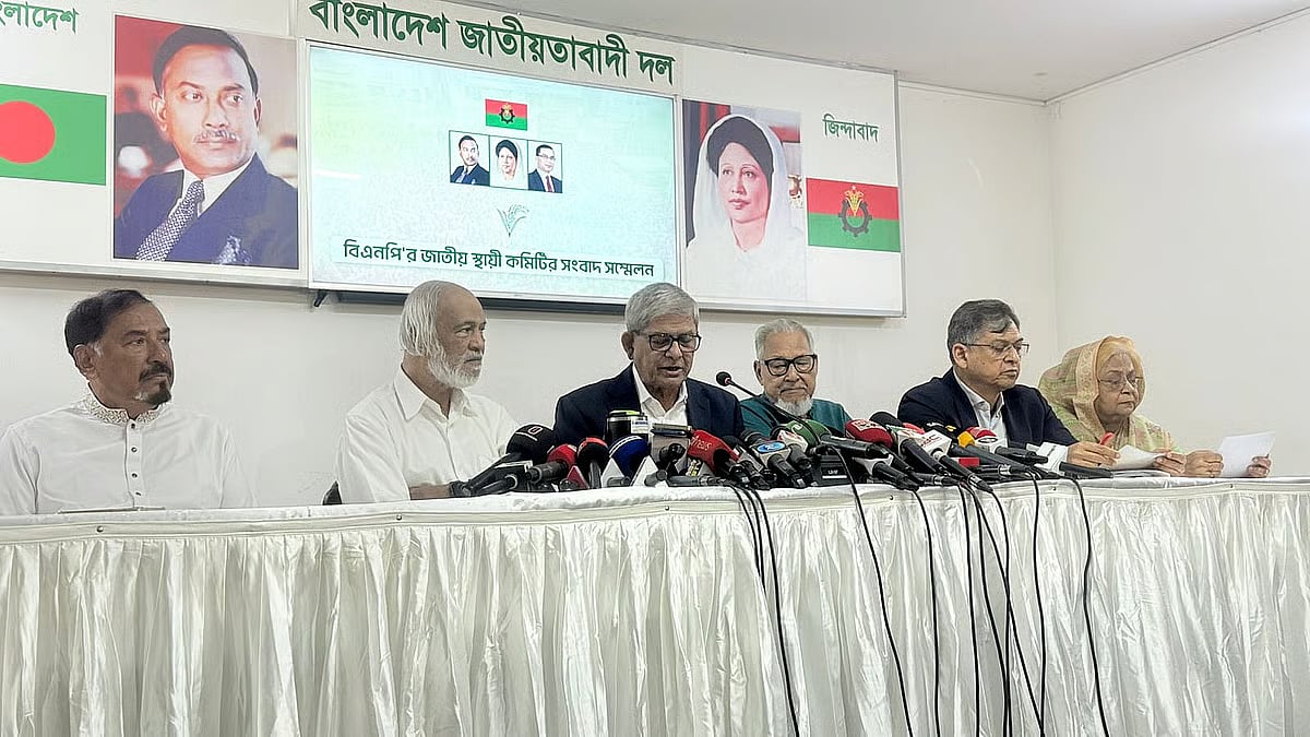 BNP Secretary General Mirza Fakhrul Islam Alamgir reads out a written statement at a press conference held at the BNP chairperson’s political office in Gulshan, Dhaka on 30 October 2025.