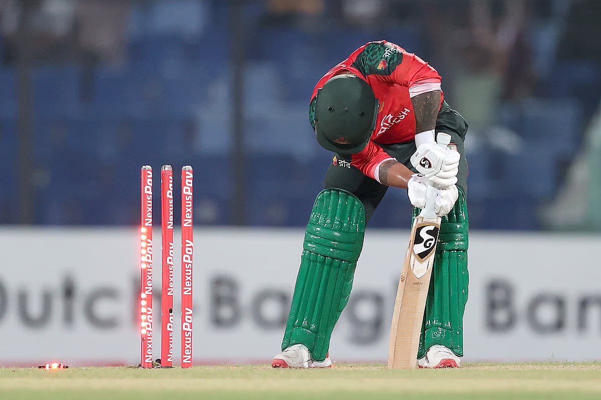 Liton Das bowled out by Akeal Hosein