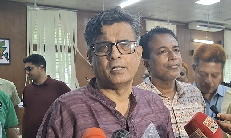Chief adviser’s press secretary Shafiqul Alam speaks to newspersons after the closing ceremony and award distribution of a programme at Noakhali Science and Technology University in the afternoon of 31 October 2025