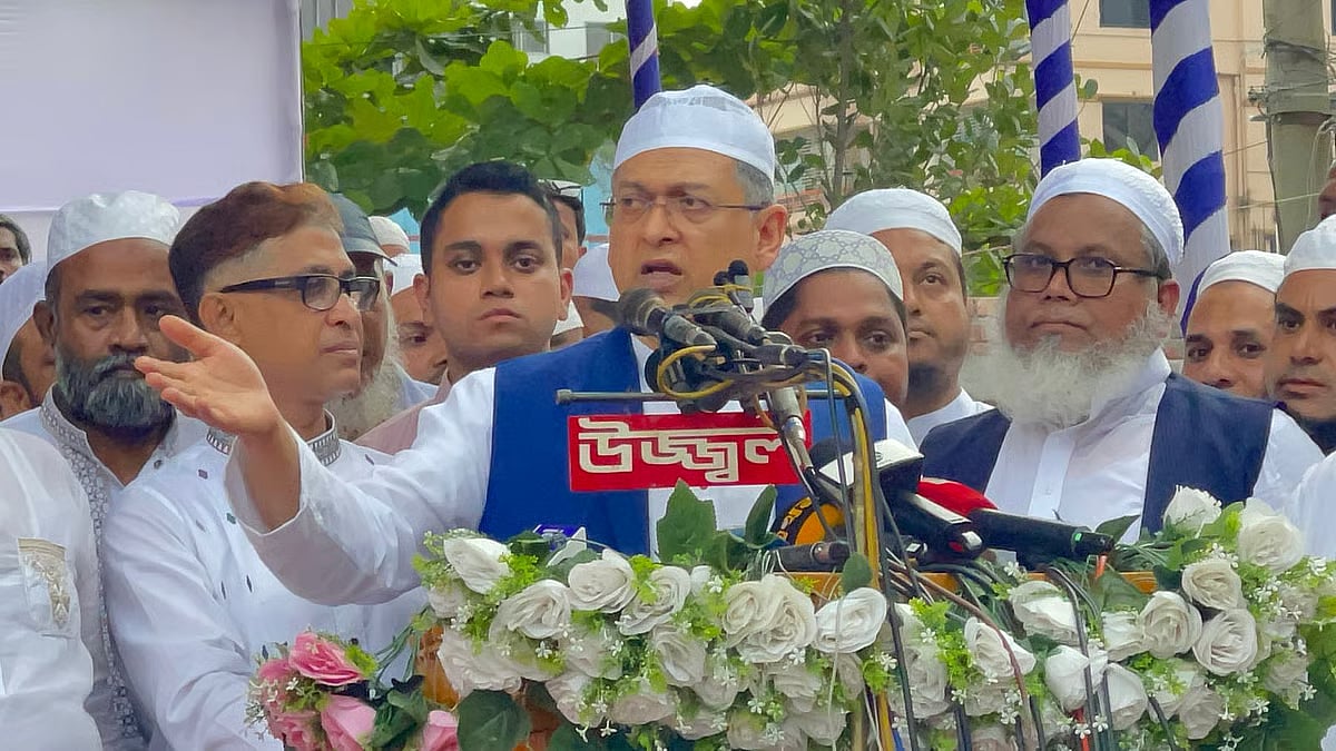 BNP Standing Committee member Salahuddin Ahmed speaks at a programme in Narayanganj on 1 November