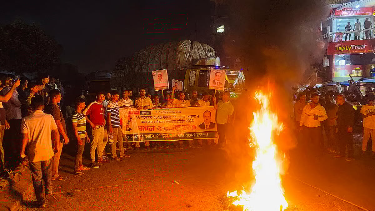 Followers of BNP’s former central joint secretary general Aslam Chowdhury set fire to tyres and blocked several points of the Dhaka–Chattogram Highway. The photo was taken around 9:00 pm on 3 November 2025 in the Bhatiari Shaheed Minar area of Sitakunda, Chattogram.