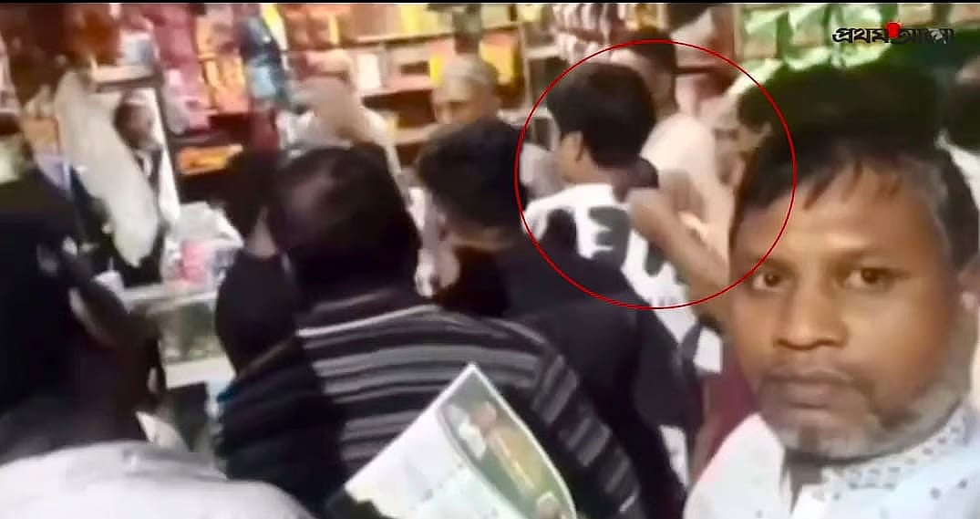 A man fires holding the pistol on the neck of Sarwar during the campaign of Ershad Ullah, BNP nominated candidate for Chattogram-8 constituency and convener of Chattogram city BNP, in the Khandkarpara area of Chalitatali of Bayezid Bostami, Chattogram on 5 November 2025